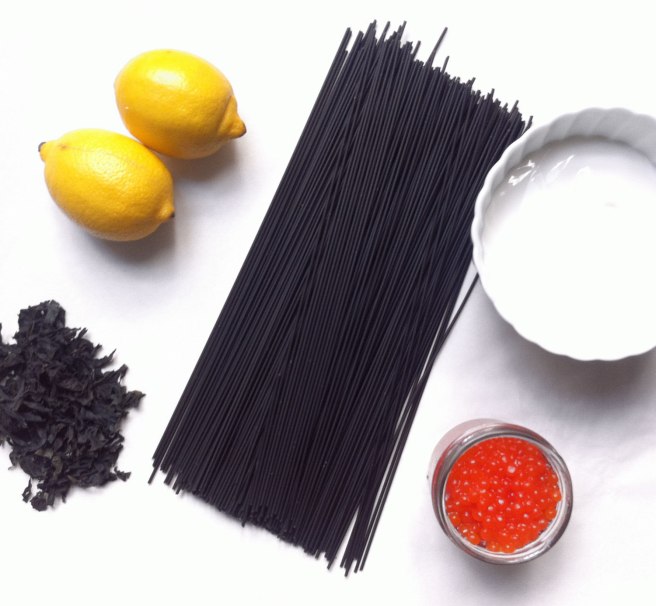 pasta negra con salsa de limón y huevo de salmón